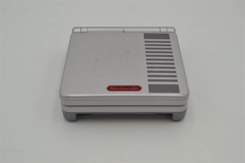 Gameboy Advance SP - Model AGS-001 - NES - Konsol - SNR XEH14406237 (B Grade) (Genbrug)